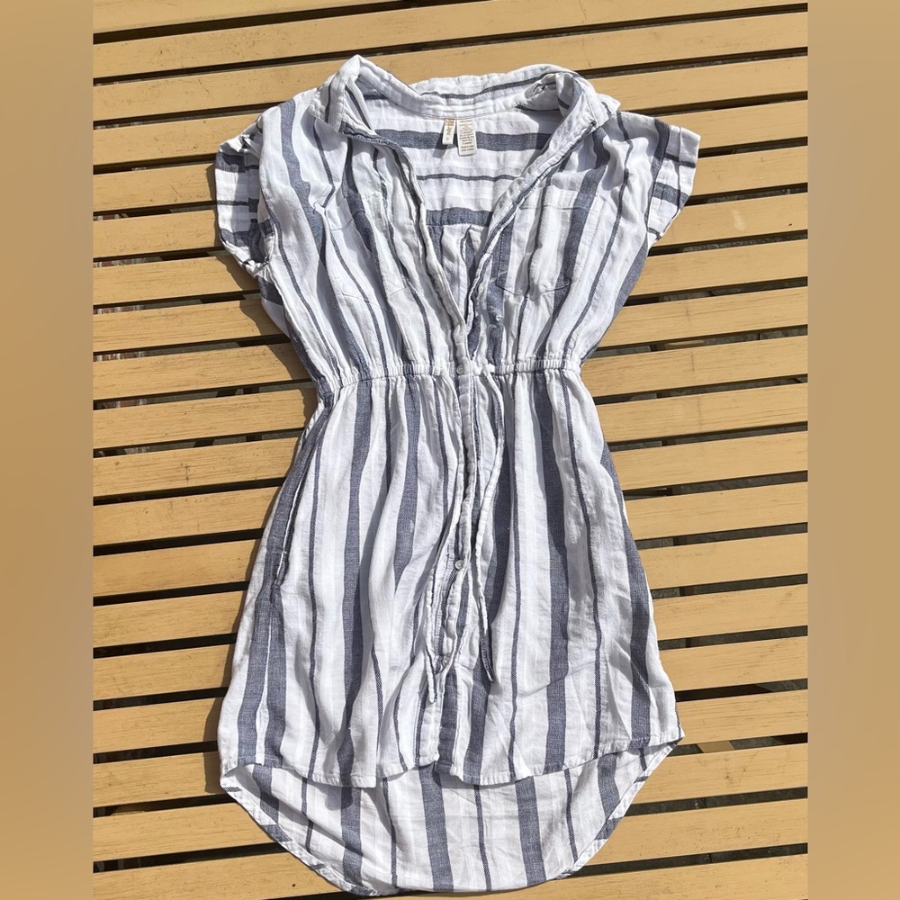 • 100% Cotton
• Short sleeve
• High neck
• Mini silhouette
• Striped print